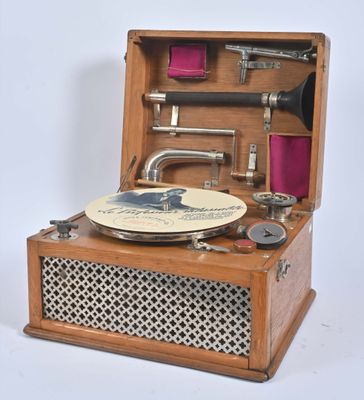 un coffret en bois contenant un tourne-disque