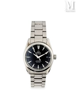 gros plan d'une montre-bracelet sur fond blanc