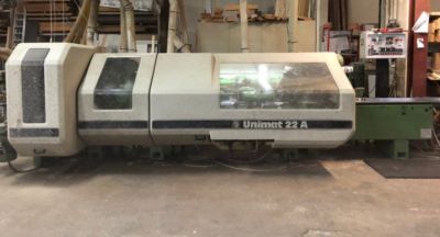 une grande machine qui se trouve dans un garage