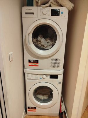 deux lave-linge et un sèche-linge empilés les uns sur les autres