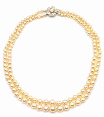 un collier de perles de culture et de diamants