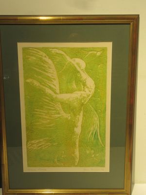 tableau représentant un oiseau en plein vol, dans un cadre doré, posé sur une étagère