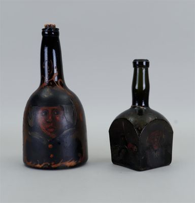 deux bouteilles sur lesquelles figurent les portraits d'un homme et d'une femme