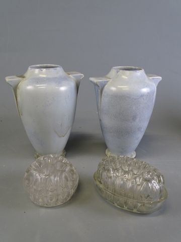 Paire de vase en céramique bleu laiteux, et deux pique-fleurs en ...