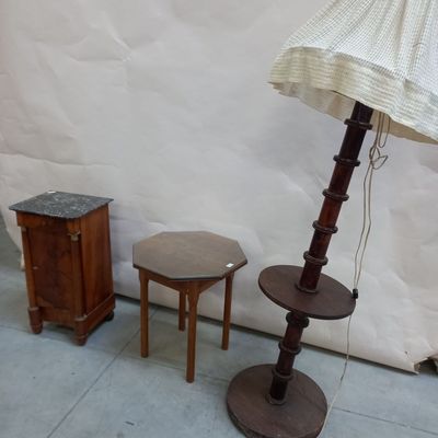 TABLE de chevet en bois de placage et dessus de marbre. Epoq…