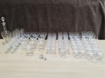 beaucoup de verres et une carafe sur la table