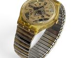 une image représentant une montre-bracelet en or et en argent avec des chiffres romains