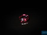 gros plan d'un diamant rose sur une surface noire