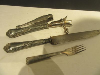quatre fourchettes et un couteau posés sur une table