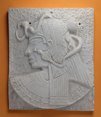 un gros plan sur la sculpture d'une personne représentée sur un mur
