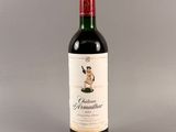 une bouteille de vin posée sur une table