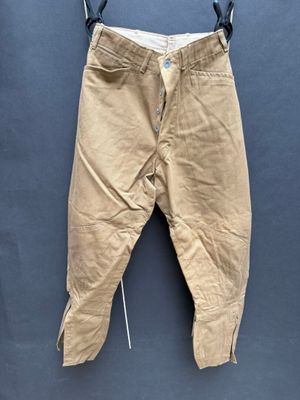un gros plan sur un pantalon suspendu à une corde à linge
