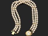 un collier de perles de culture et de diamants