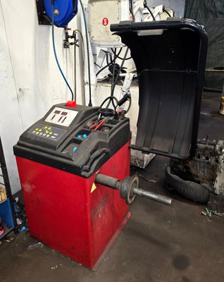 Equilibreuse à roue, avec rayonnage et plombs d'équilibrage - Photo 1