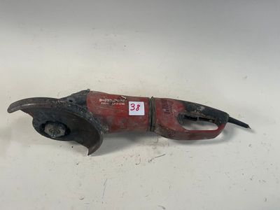 un gros plan d'un coupe-tube rouge et noir posé sur une surface blanche
