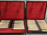 deux valises contenant des couteaux, posées sur une table