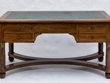 un vieux bureau en bois avec un plateau en verre, sur fond blanc