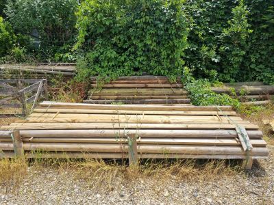 un tas de bois au milieu d'un champ