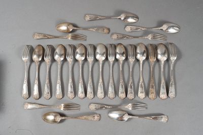 un grand nombre de cuillères et de fourchettes disposées sur la table