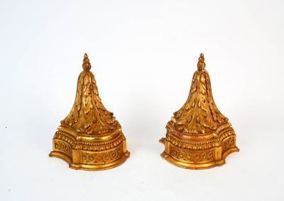 paire de chandeliers anciens en laiton sur fond blanc