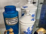 une vitrine remplie de vases bleus et blancs