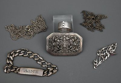 beaucoup d'objets en argent posés sur une table
