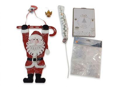 décoration de Noël représentant le Père Noël tenant une canne en sucre et un sac de bonbons