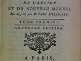 un vieux livre écrit posé sur une table
