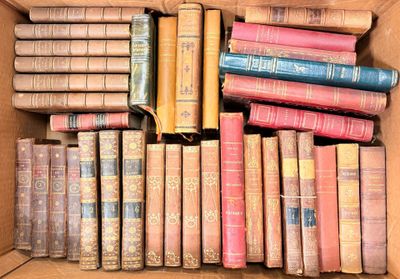 une boîte remplie de vieux livres posée sur une table
