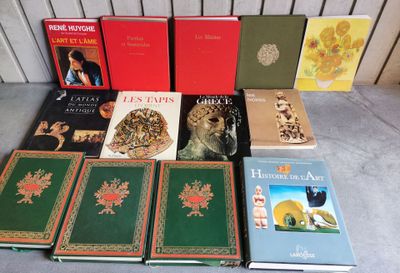 Plusieurs livres sont posés par terre, les uns à côté des autres.