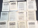 plusieurs vieux livres sont empilés sur une table