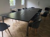 plusieurs chaises disposées autour d'une table dans une pièce