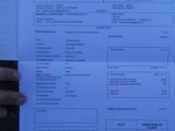 une personne tenant un morceau de papier sur lequel figure un schéma