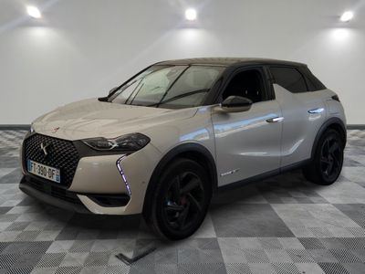 vue de face d'un SUV blanc garé dans un garage