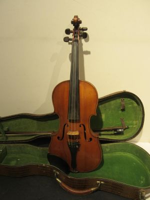 un violon posé dans son étui sur une table