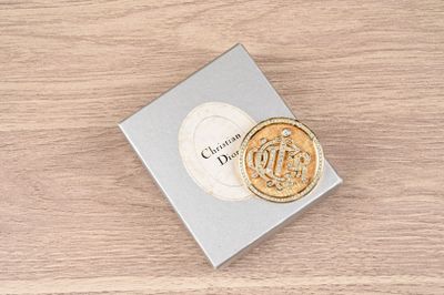 une petite boîte posée sur une table, sur laquelle se trouve un biscuit