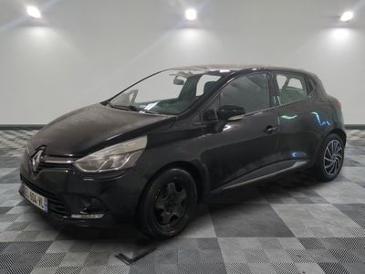 la voiture noire est garée sur un sol en damier dans le garage