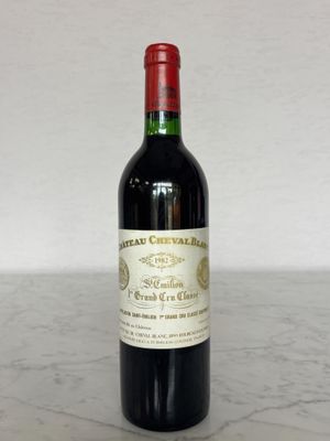 une bouteille de vin posée sur une table