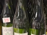 plusieurs bouteilles de vin se trouvent sur une étagère dans un magasin