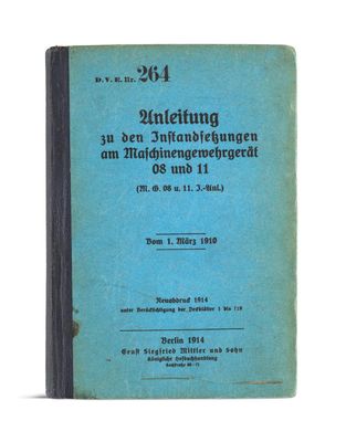 un vieux livre avec une couverture bleue sur fond blanc