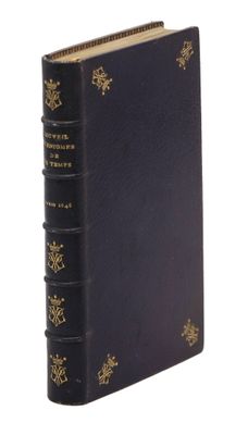 un livre noir avec des bordures dorées et une étoile dorée sur la couverture