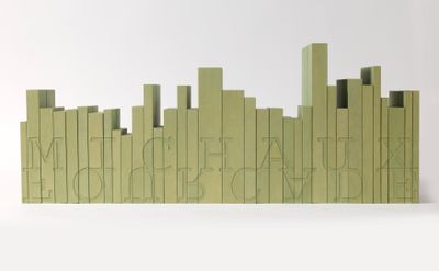 une image représentant une sculpture représentant une ville, composée de blocs verts