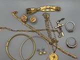 plusieurs bijoux, notamment un collier, un bracelet, une bague et d'autres articles