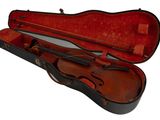un violon dans son étui, sur fond blanc