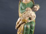 une statue de femme tenant un bébé dans ses bras