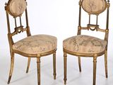 paire de chaises dorées avec des assises rembourrées à motifs floraux