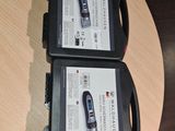 deux téléphones portables posés l'un sur l'autre sur une table
