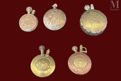 quatre types différents de pendentifs en or et en argent sur fond rouge