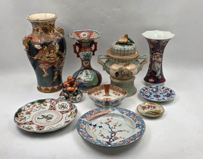 de nombreux types de vases et d'assiettes sur la table