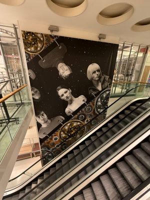 Grande toile décorative avec personnages et engrenage.